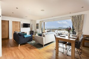 Smart TV, fireplace, DVD player - A stunning, environmentally friendly holiday haven at Mor Cliff, in an AONB. (Chapel Porth)