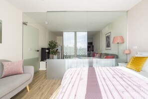 1 habitación, tabla de planchar con plancha, wifi gratis y ropa de cama 