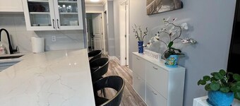 2 Bdrm Contemporary City Oasis Near PNE