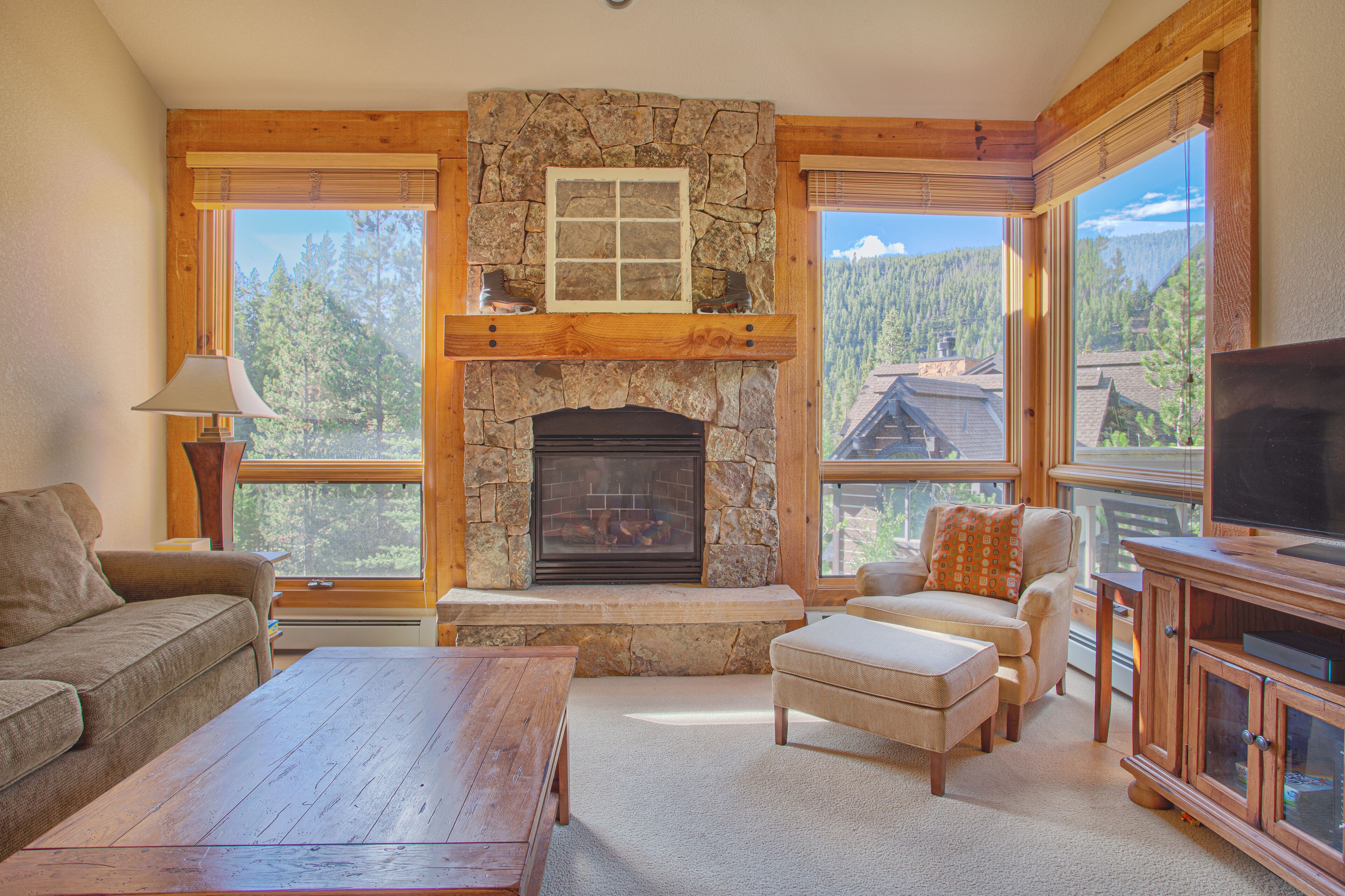 Cozy 3BR 3BA Townhome, Private Heated Garage, Pool, Hot Tub, Free Shuttle