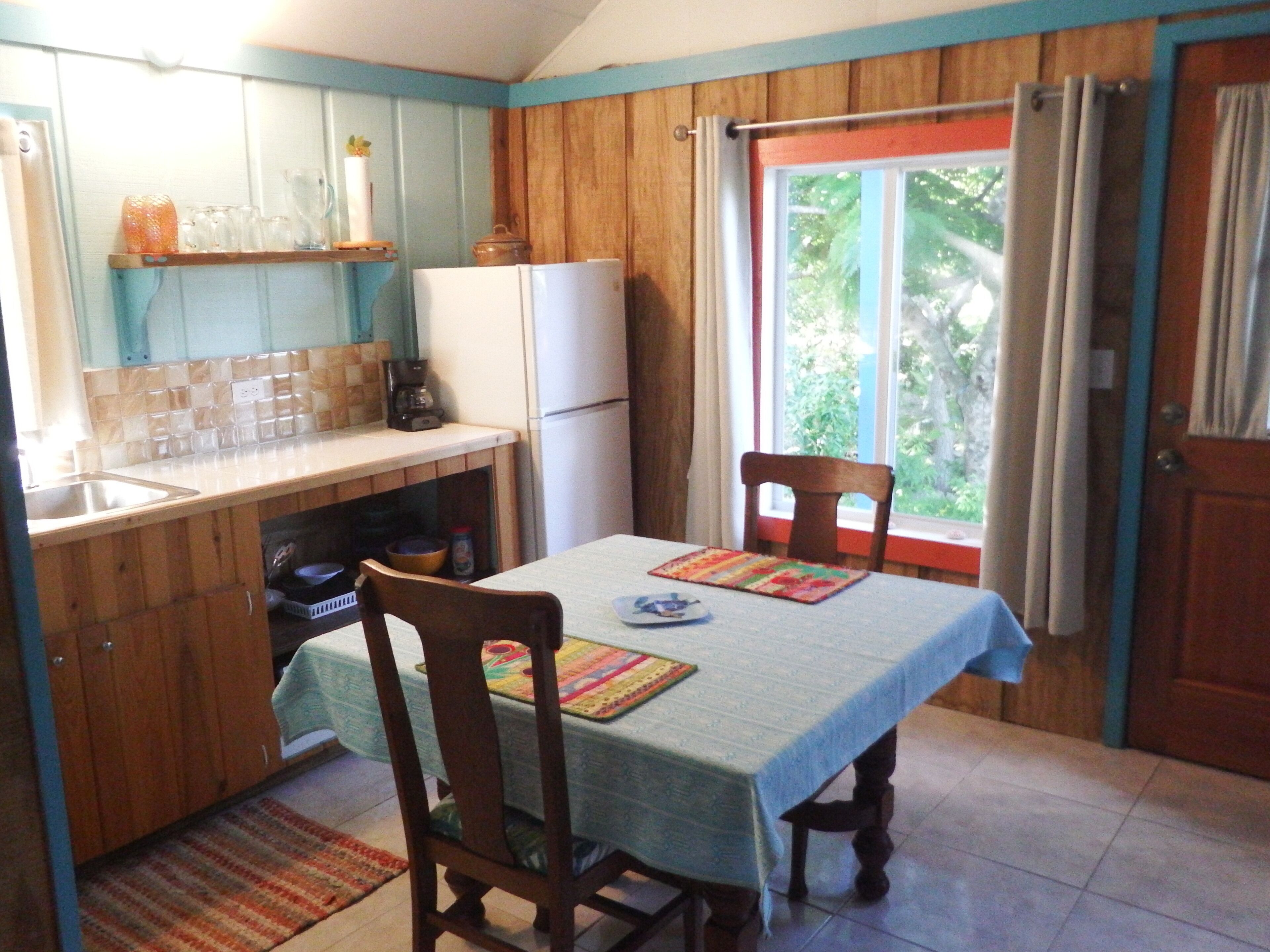 Réfrigérateur, four, plaque de cuisson, cafetière/bouilloire