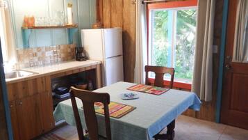 Réfrigérateur, four, plaque de cuisson, cafetiÚre/bouilloire