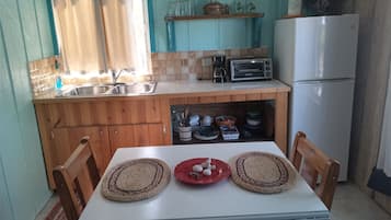 Kühlschrank, Ofen, Herdplatte, Wasserkocher mit Kaffee-/Teezubehör