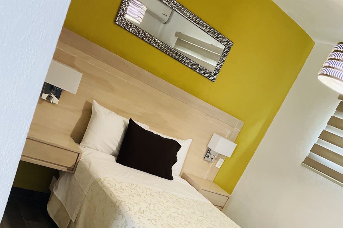 Habitación básica | Escritorio, espacio para trabajar con laptop y cortinas blackout