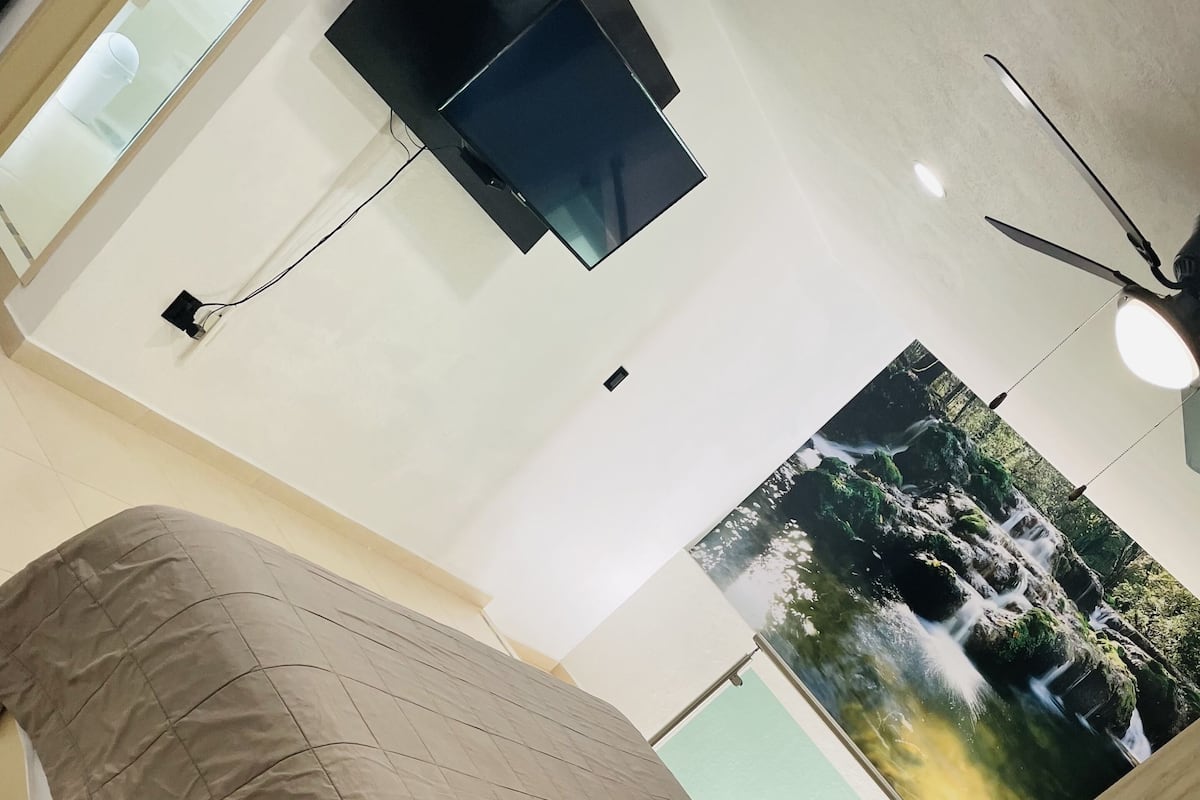 Habitación de lujo, 1 cama King size | Escritorio, espacio para trabajar con laptop y cortinas blackout