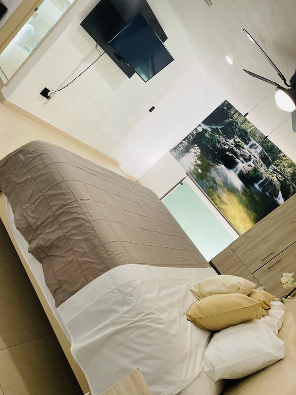 Luxury Room, 1 King Bed | Desk, laptop workspace, blackout drapes, iron/ironing board - Hotel Alameda de San Jose Iturbide (San José Iturbide)