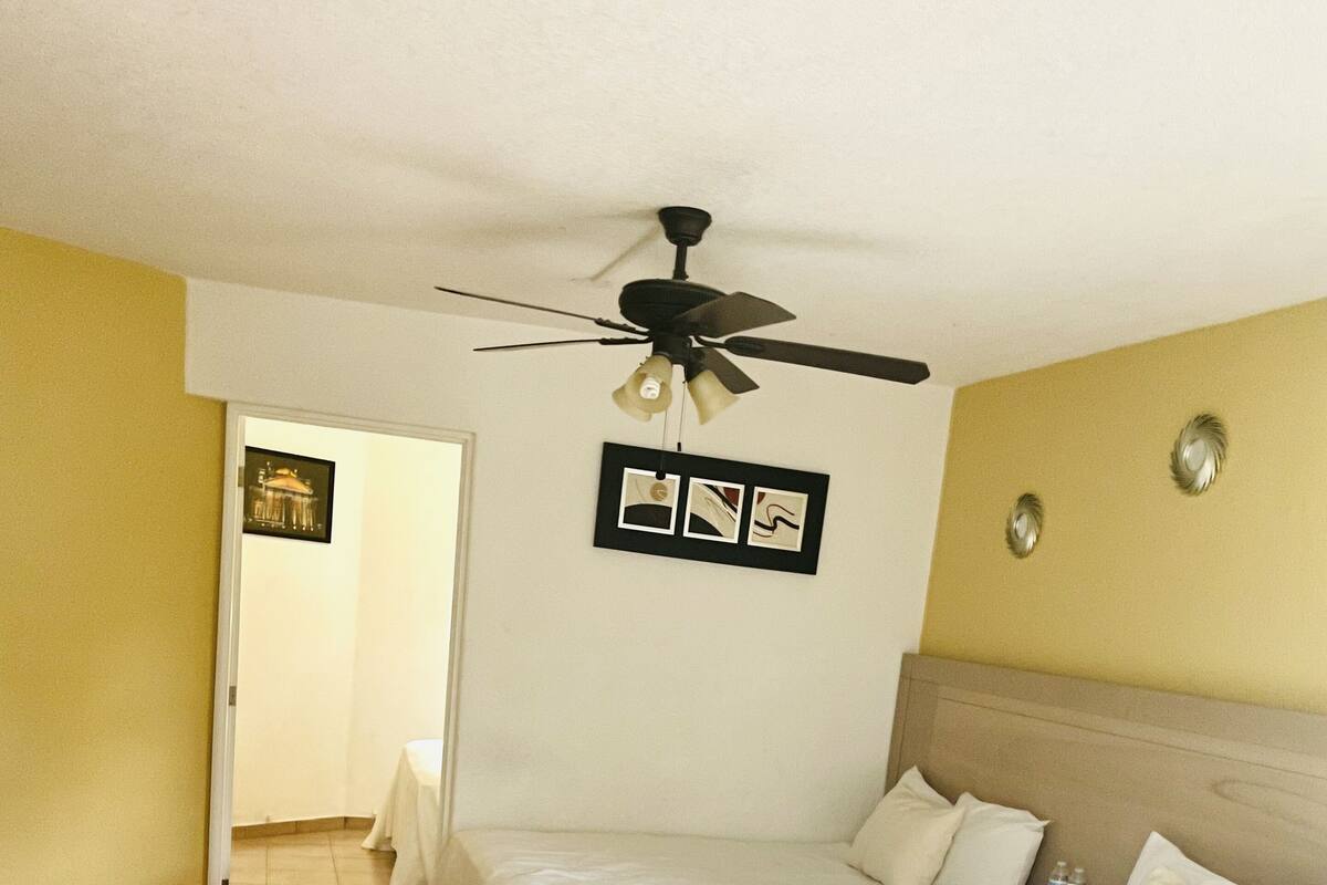 Villa familiar | Escritorio, espacio para trabajar con laptop y cortinas blackout