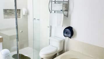 Habitación de lujo, 1 cama King size | Baño | Toallas, jabón, papel de baño