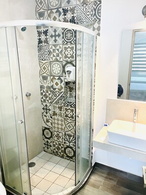 Executive Double Room, Multiple Beds | Bathroom | Towels, soap, toilet paper - Hotel Alameda de San Jose Iturbide (San José Iturbide)