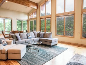 Téléviseur, foyer, lecteur de DVD, table de baby-foot