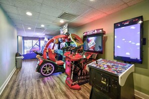 Games room - Beautifully Updated Condo in Beachfront Resort. (Myrtle Beach)