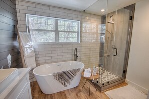 Bathtub, hair dryer, towels, soap - #AzStoneCabin- Finest Luxury Cabin In Pinetop- Lakeside! (Pinetop)