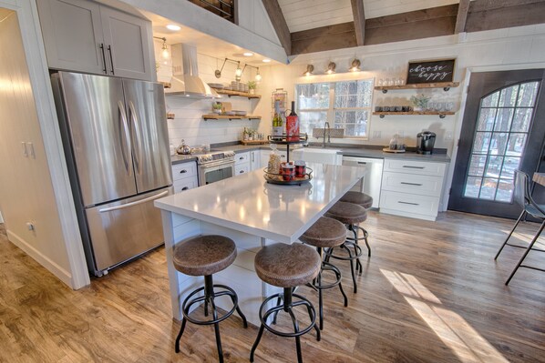 Fridge, microwave, oven, stovetop - #AzStoneCabin- Finest Luxury Cabin In Pinetop- Lakeside! (Pinetop)