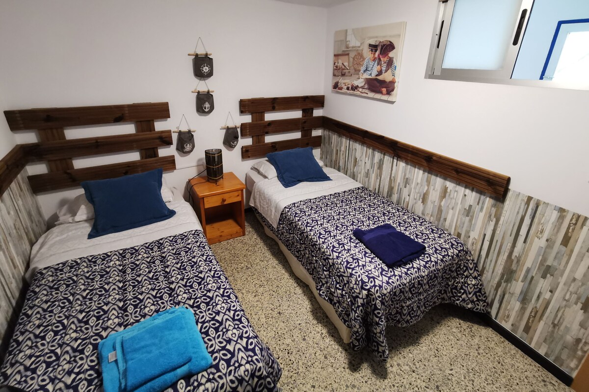 Tabla de planchar con plancha, wifi gratis y ropa de cama 