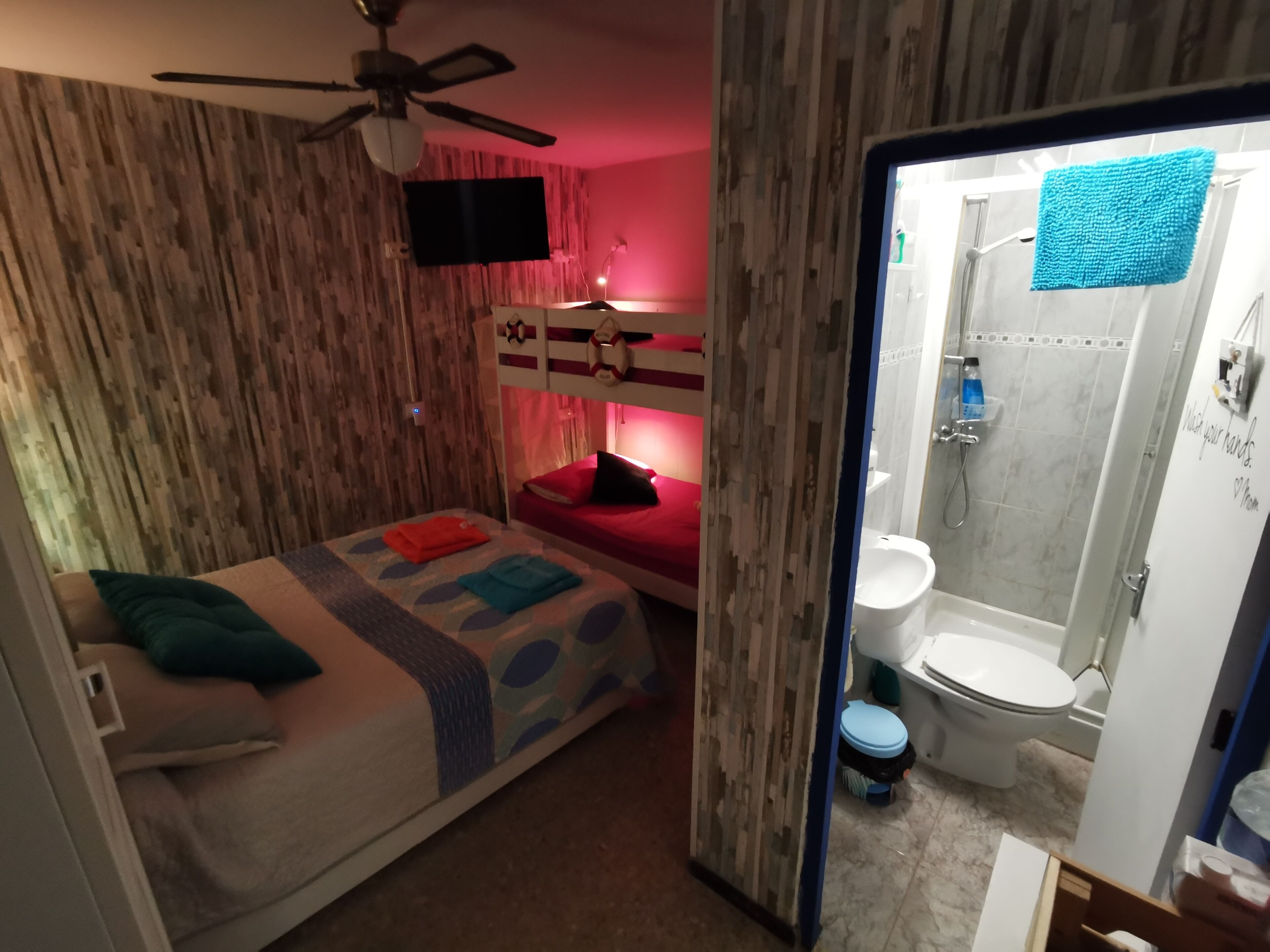 Quadruple Room | Iron/ironing board, free WiFi, bed sheets