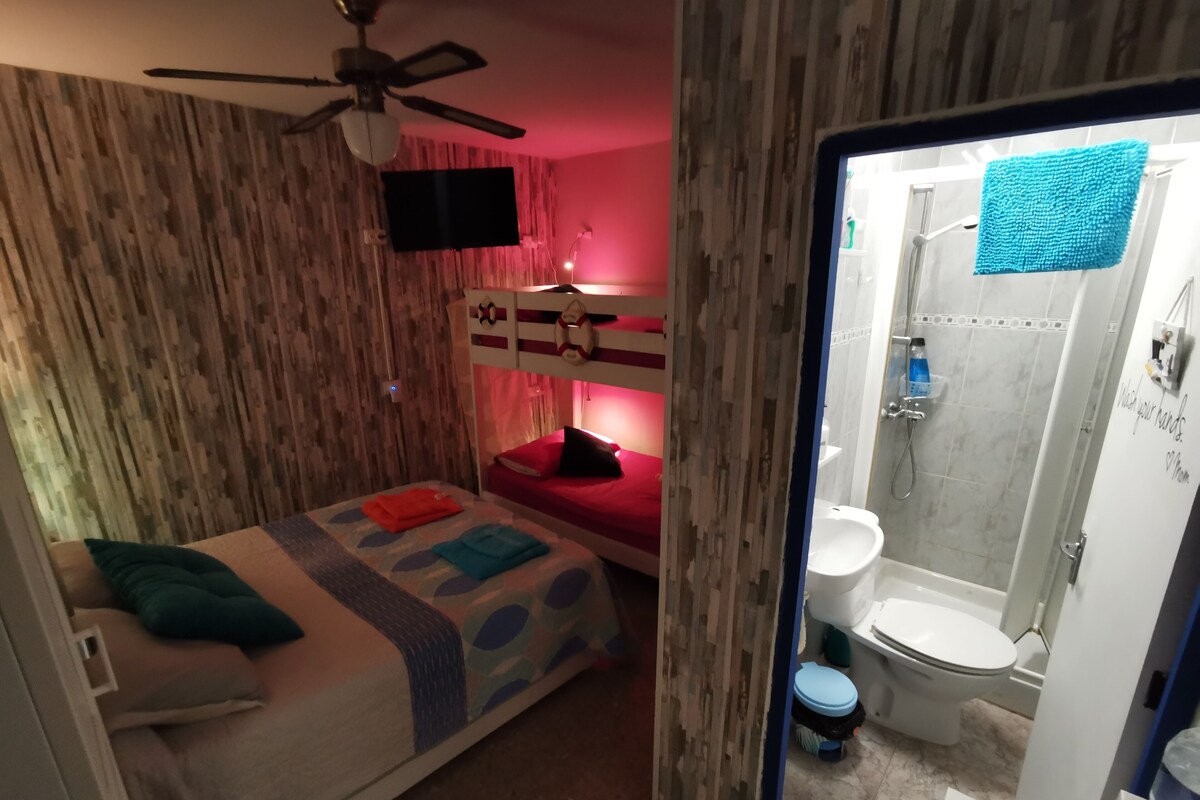 Tabla de planchar con plancha, wifi gratis y ropa de cama 