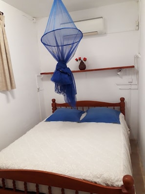 2 habitaciones, tabla de planchar con plancha y cuna de viaje