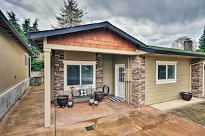 Exterior - Cute & Cozy PDX Area Townhouse: 31 Mi to Mt. Hood! (Boring)
