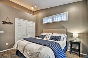 2 bedrooms, desk, laptop workspace, iron/ironing board - Cute & Cozy PDX Area Townhouse: 31 Mi to Mt. Hood! (Boring)
