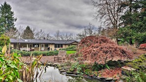 A house with a pond, surrounded by trees and shrubs. - Cute & Cozy PDX Area Townhouse: 31 Mi to Mt. Hood! (Boring)