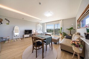 Habitación (White) | Zona de estar | Una televisión de pantalla plana, suelo radiante