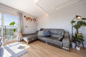 Habitación (Black) | Zona de estar | Una televisión de pantalla plana, suelo radiante