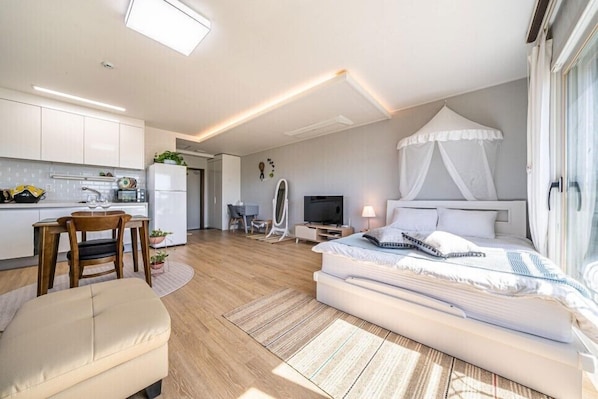 Habitación (White) | Decoración personalizada, insonorización, wifi gratis y ropa de cama 