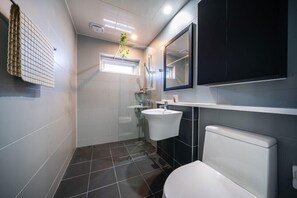 客房 (White) | 浴室 | 吹風機、拖鞋、毛巾、肥皂