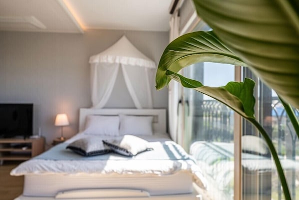 Room (White) | Individually decorated, soundproofing, free WiFi, bed sheets - Jeju i (Jeju City)