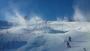 A snowy ski slope with ski lifts and a clear blue sky. - Le Mucillon 39 - 2-room apartment, close to the ski slopes, facing south (LES AVANCHERS VALMOREL)