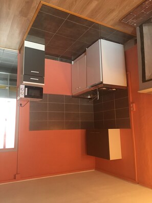 Réfrigérateur, four à micro-ondes, surface de cuisson, cafetiÚre-théiÚre