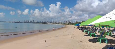 Plage, chaises longues