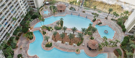 Una piscina techada, una piscina al aire libre