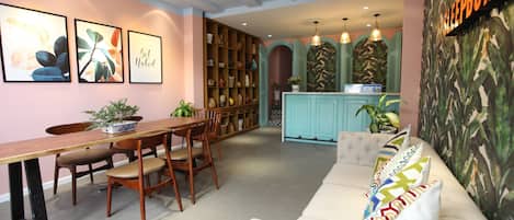 Coin salon dans le hall