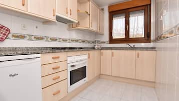 Een koelkast, een magnetron, een oven, een kinderstoel