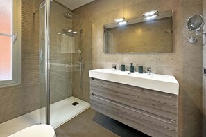 Douche, serviettes fournies