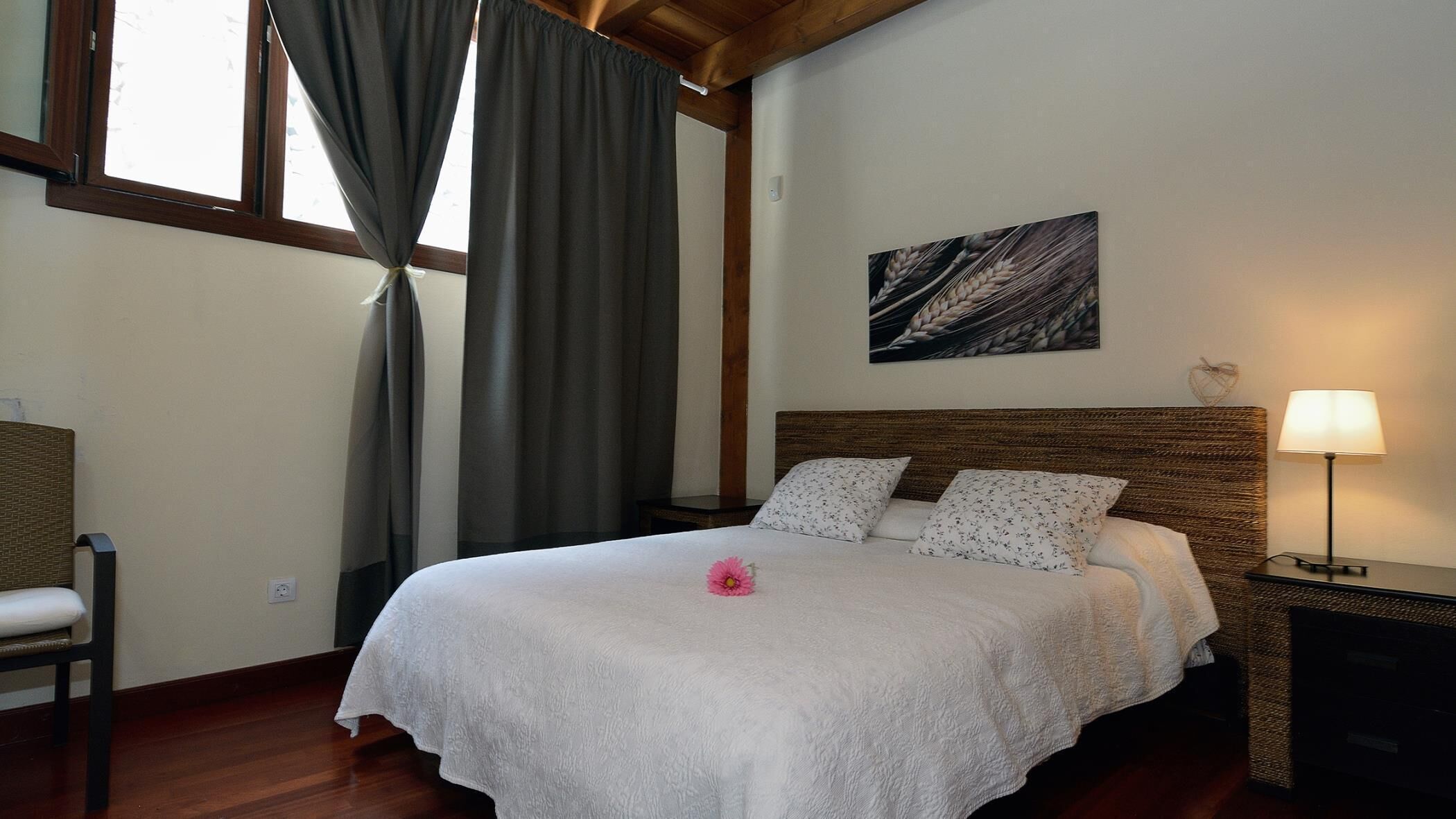 3 bedrooms, iron/ironing board, internet, bed sheets