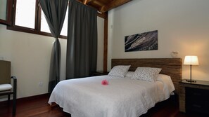 3 chambres, fer et planche à repasser, accès Internet, draps fournis