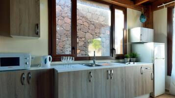Coffee/tea maker, fridge, microwave, dishwasher