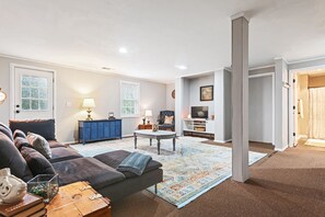 Smart-TV, Bücher, Stereoanlage