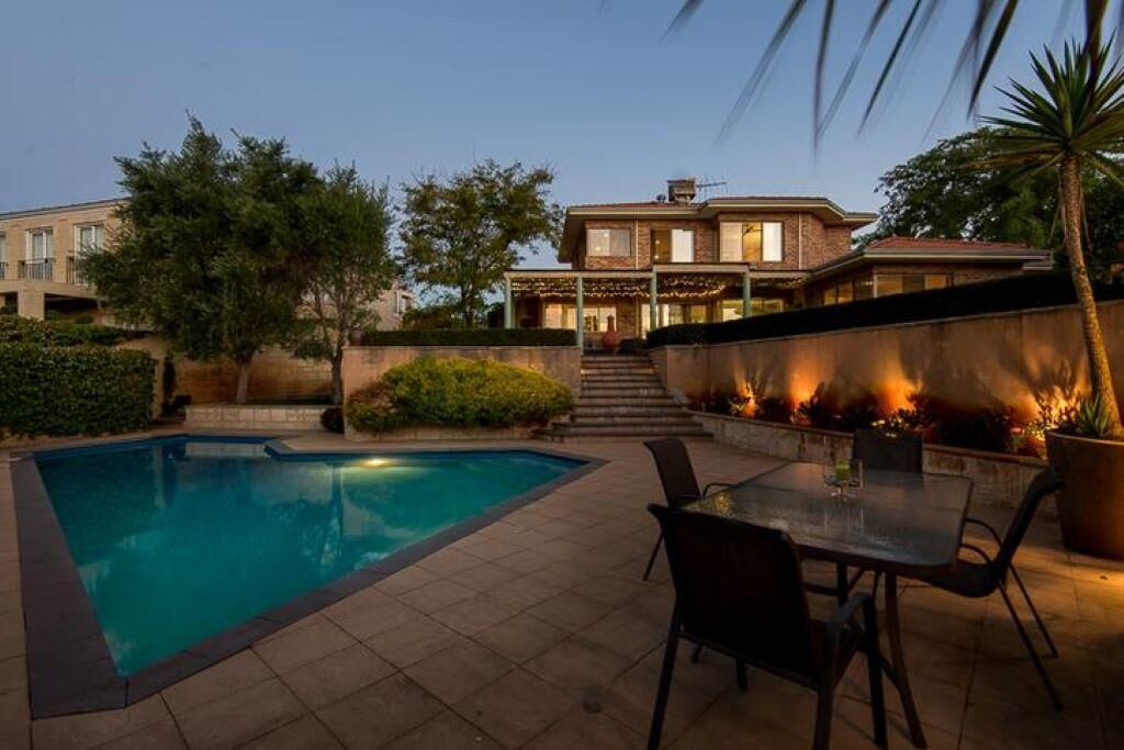 Your unique Oasis 3km's to Perth FAB WIFI, free parking, king bed