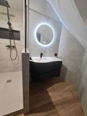 Duschwanne, Haartrockner, Bidet, Handtücher