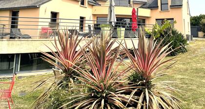 VILLA 5 * LE REPERE: swimming pool, spa, sea view and beach on foot!