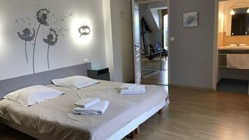 6 bedrooms, in-room safe, desk, iron/ironing board