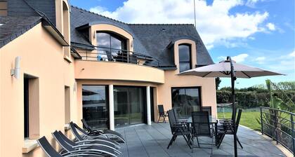 VILLA 5 * LE REPERE: swimming pool, spa, sea view and beach on foot!