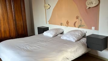 6 bedrooms, in-room safe, desk, iron/ironing board