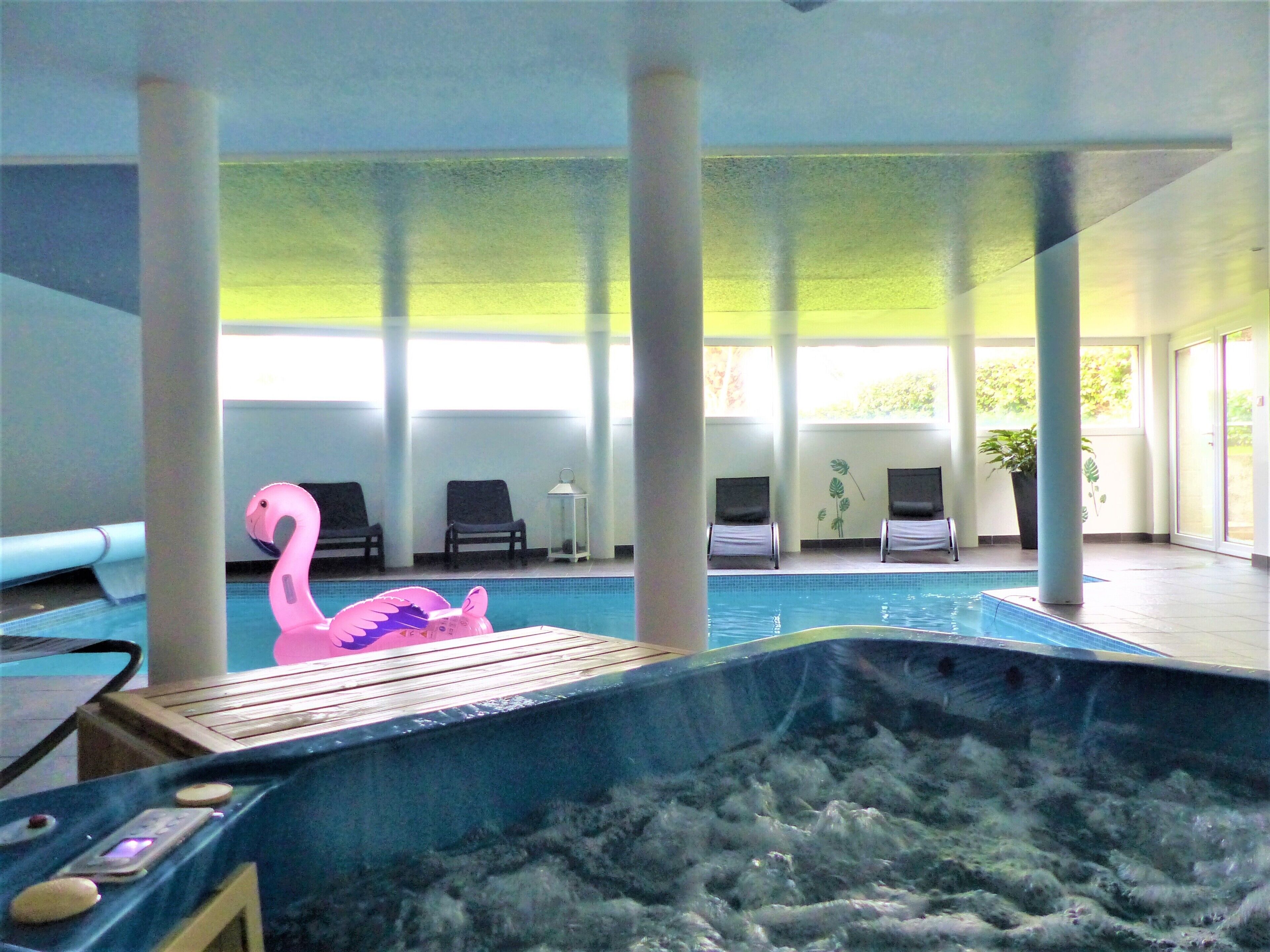 Una piscina techada, una piscina climatizada