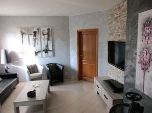 Smart TV, fireplace, video games, DVD player