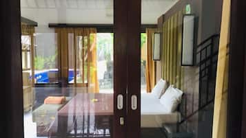 Brankas, tirai kedap cahaya, setrika/meja setrika, dan Wi-Fi gratis