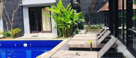 Hồ bơi ngoài trời